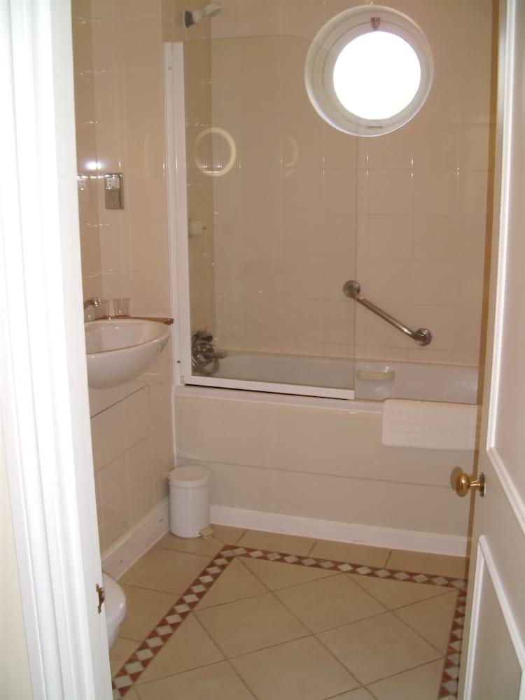 Отель Warren House 4*